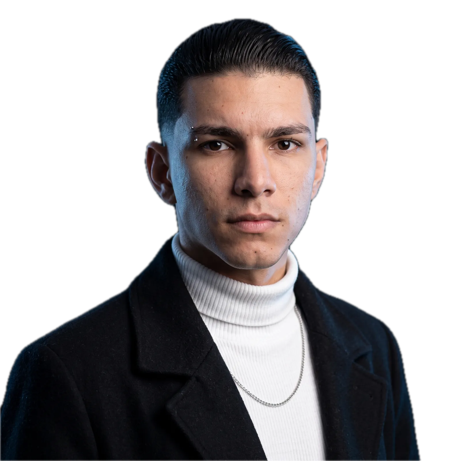 Retrato de Raphael Martins, de frente, casaco preto e gola alta branca.